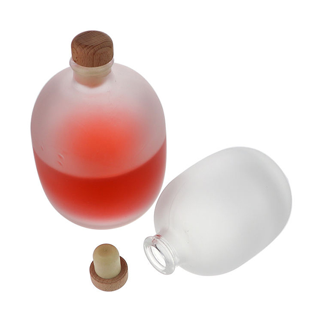 透明的火石威士忌伏特加酒龙舌兰酒玻璃酒瓶和密封的盖子